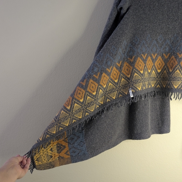 Gray Open Front Cardigan with Patterned Hem - Picture 13 of 16